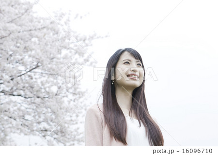 桜と20代女性 桜と20代女性 16096710