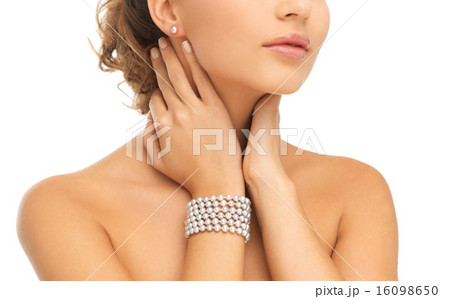 beautiful woman with pearl earrings and bracelet 16098650
