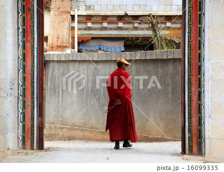 Tibetan monk 16099335