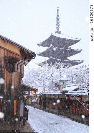 1月京都 法観寺・五重塔(八坂の塔)の雪景色 1月京都 法観寺・五重塔(八坂の塔)の雪景色 16100175