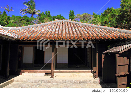 8月沖縄　中村家住宅・アシャギ 16100190