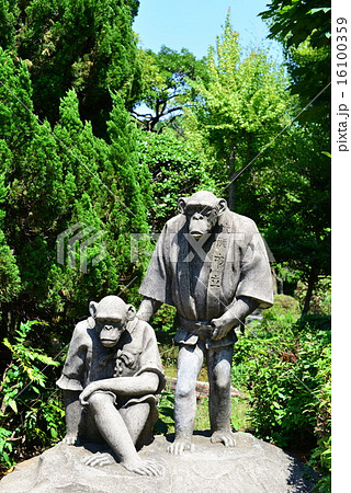 天王寺動物園の猿の石像の写真素材 [16100359] - PIXTA