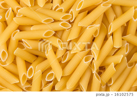 dried penne pasta background 16102575