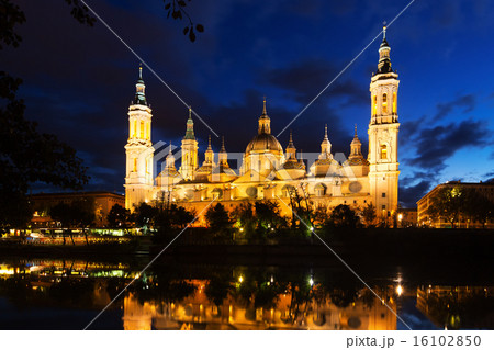 Basilica of Our Lady of the Pillar in evening. Zaragoza 16102850