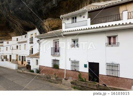 Dwellings houses built into rock. Setenil de las Bodegas 16103015