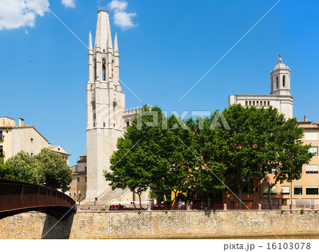 Collegiate Church and Gothic Cathedral from Onyar river. Giron Collegiate Church and Gothic Cathedral from Onyar river. Giron 16103078