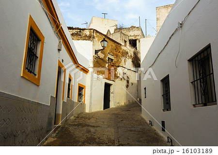 narrow street of Arcos de la Frontera 16103189