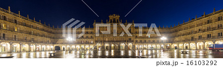 Night panorama of Plaza Mayor. Salamanca 16103292