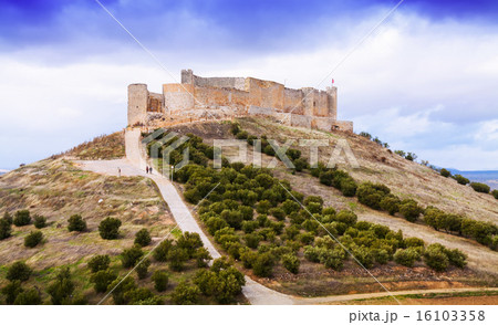 Castle of Jadraque in autumn 16103358