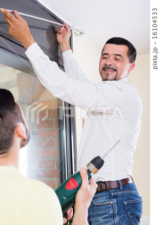 Male putting corbel at kitchen 16104533