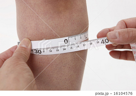 巻き尺で採寸シーン 16104576