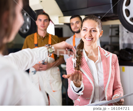 Owner giving car's keys to assistant 16104721