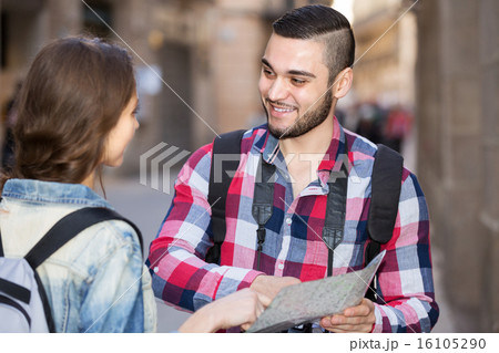 Couple with luggage walking 16105290