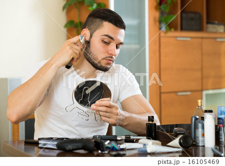 Man using electric razor 16105469