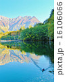 初秋の上高地の大正池 16106066