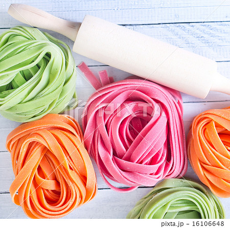 raw pasta 16106648