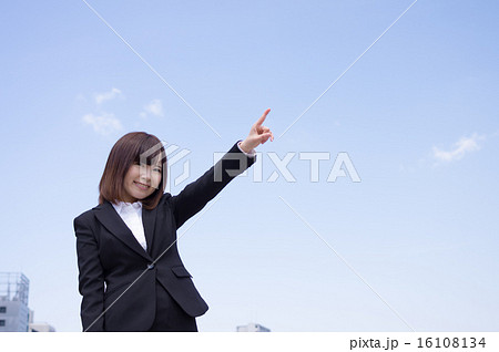 青空を笑顔で指さすビジネスウーマン 青空を笑顔で指さすビジネスウーマン 16108134