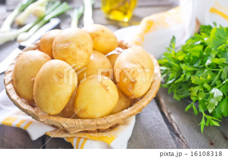 raw potato raw potato 16108318