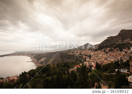 Sunset in Taormina, Sicily, Italy 16109032
