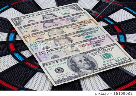 Detail dartboard with US dollars 16109035