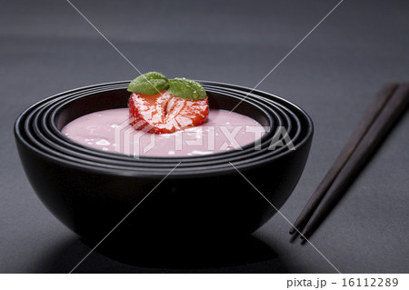 quark with strawberry in a black asian bowl 16112289
