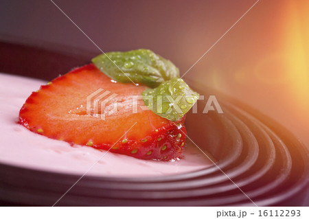 quark with strawberry in a black asian bowl 16112293