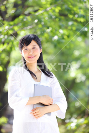 タブレットPC・女性 タブレットPC・女性 16112607