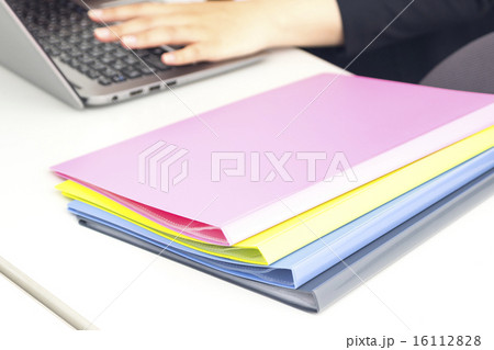 ビジネスイメージ　PCと手元　女性 16112828