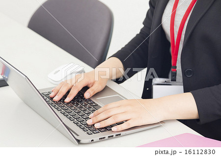 ビジネスイメージ　PCと手元　女性 16112830