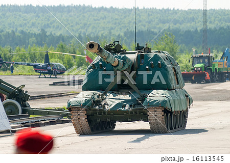 Msta-S 152 mm howitzer 2S19 in motion. Russia 16113545