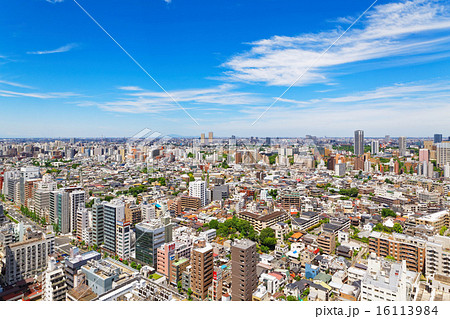 都心の住宅街と街並みと青い空 16113984