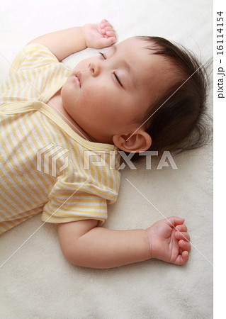 赤ちゃん(0歳児)の寝顔 16114154