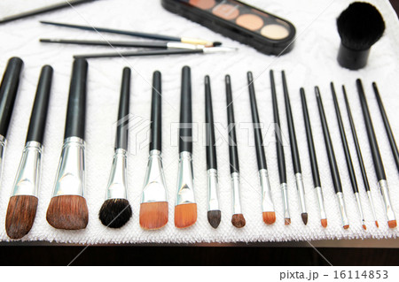 Wet make up brushes on towel 16114853