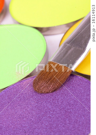 Professional make-up brush on eyeshadows palette 16114913