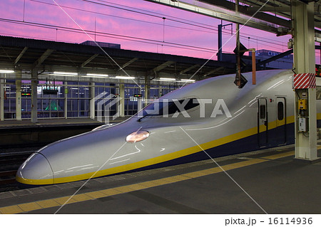 赤紫色の夕焼けと上越新幹線E4系(高崎駅) 赤紫色の夕焼けと上越新幹線E4系(高崎駅) 16114936