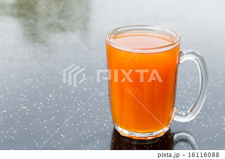 Freshly brewed black tea in glass mug 16116088