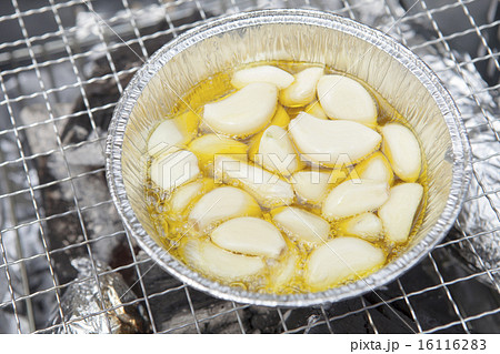 にんにくのオリーブオイル煮の写真素材