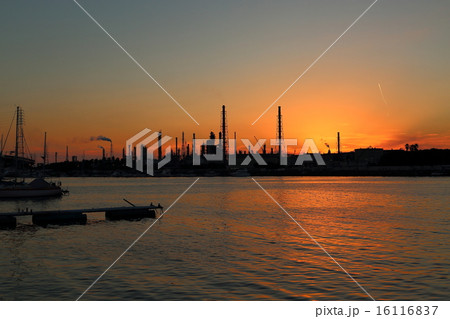 工業地帯の夕焼け 16116837
