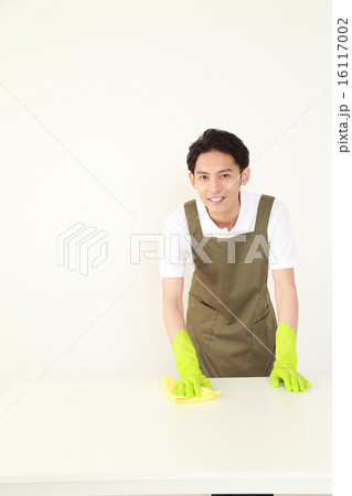 掃除をする若い男性 16117002