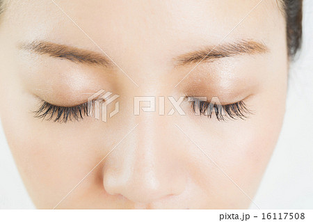ビューティーイメージ　若い女性　目元アップ 16117508