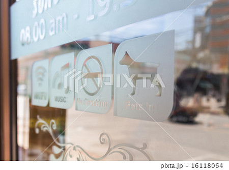 Sign on glass door (Free Wifi,Music,No smoke,Pet in) 16118064