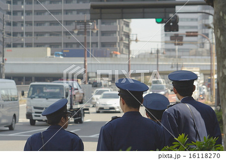 道路を見守る若い警官たち 道路を見守る若い警官たち 16118270