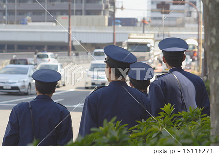 道路を見守る若い警官たち 道路を見守る若い警官たち 16118271