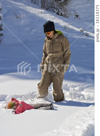 Mom and the small daughter 16118375
