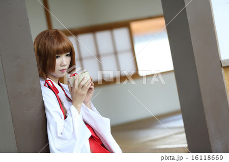 Japanese Women in Traditional Dress Miko Japanese Women in Traditional Dress Miko 16118669