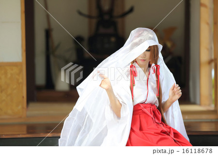 Japanese Women in Traditional Dress Miko 16118678