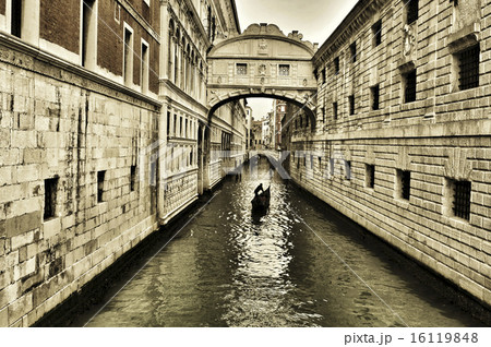 Bridge of Sighs in Venice, Italy 16119848