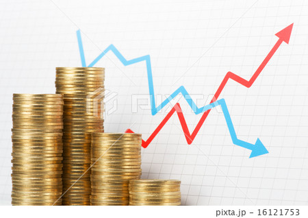 コインの山とグラフ。資産の運用。 16121753