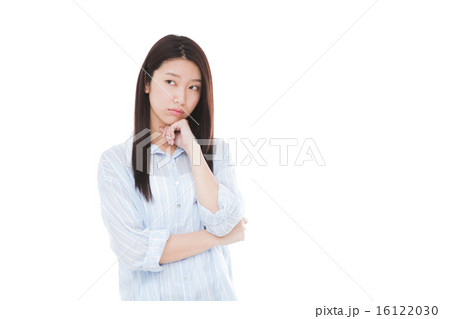 考える女性 16122030