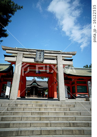 住吉大社の石鳥居に重なる幸壽門  16122535